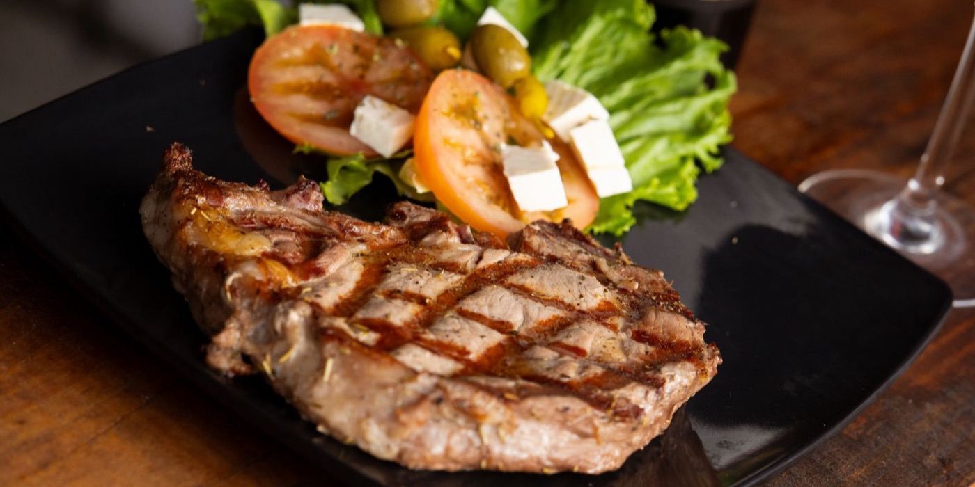 Steak dan Fine Dining Halal di Malaysia: Panduan Daging, Restoran dan Gred