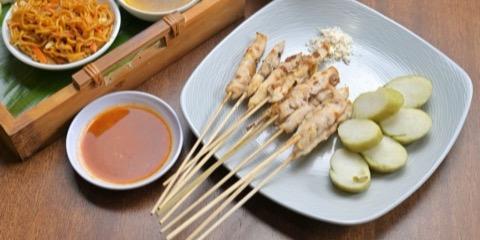 Ayam panggang di atas pinggan