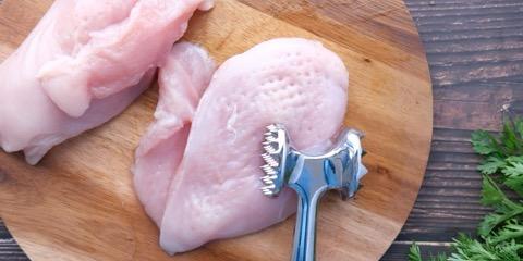 Daging ayam di dapur
