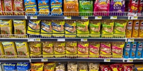 Produk makanan di rak