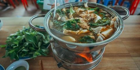 Steamboat di atas meja