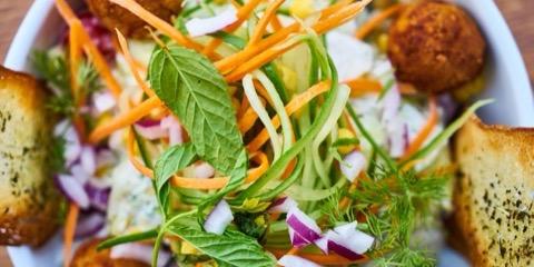 Salad sayuran dalam mangkuk
